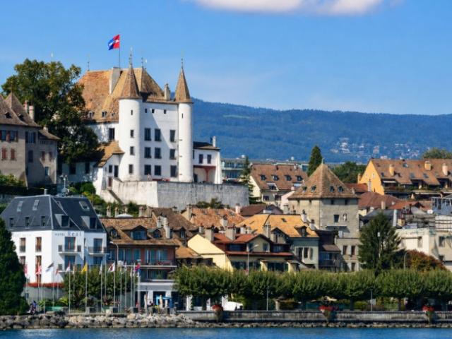 Großartige 4,5 Zimmer Wohnung im Stadtzentrum von Nyon – 160 m² PSA – Balkon – Innenparkplatz