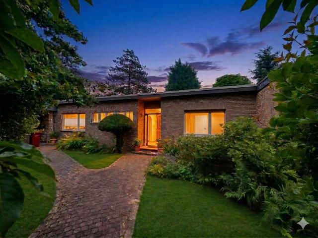 Großartige Lebensqualität auf einer Ebene: Moderner Bungalow in Krefeld Forstwald, einzugsbereit