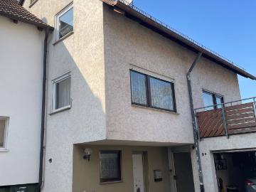 Großbottwar Winzerhausen: Zwei Einfamilienhäuser mit vier Garagen, einem alten Stall und einer Scheune