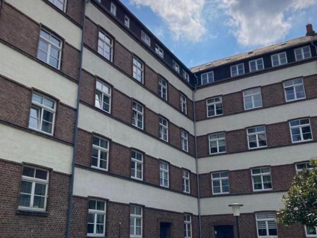 Großezügige 1 Zimmer mit Laminat, Wannenbad, Einbauküche & Balkon in ruhiger Lage!
