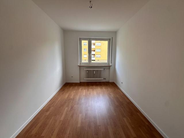 Große 3,5 Zimmer Wohnung mit Balkon in Nürnberg Langwasser