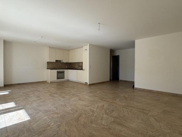 Große 3,5 Zimmer Wohnung im 2. Stock