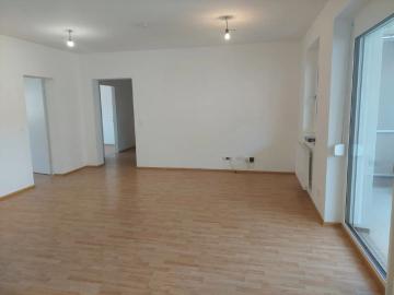 Große 3 Zi Wohnung mit Loggia & 2 Garagen in Kilb – gepflegt und hell förderbar