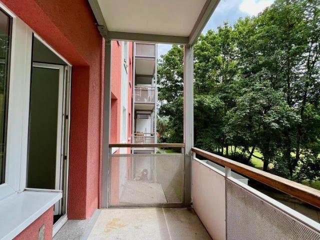 Große 3 Zimmerwohnung mit Balkon, Küche und Bad mit Fenster!