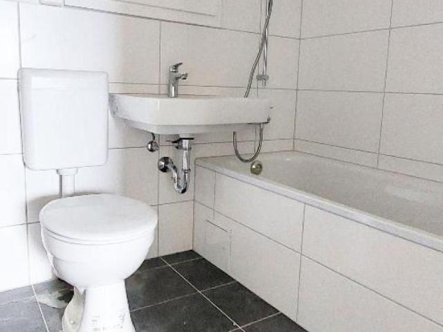 große 3 Zimmer, EBK, Balkon, frisch saniert, Aufzug