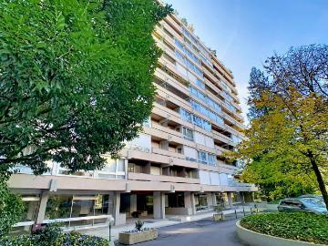 Große 3 Zimmer Wohnung in einem Luxusgebäude