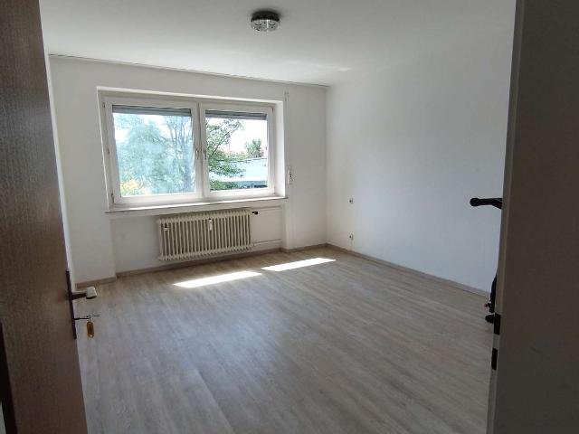Große 3 Zimmer Wohnung mit Südbalkon, Badezimmer mit Wanne und WM Anschluss