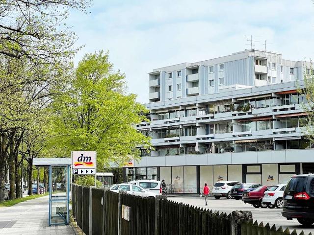 Große 3 Zimmer Wohnung mit zwei Balkonen und Einbauküche in Bogenhausen