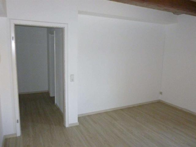 Große 3 Zimmer Wohnung mit zwei KFZ Stellplätze ohne Balkon!