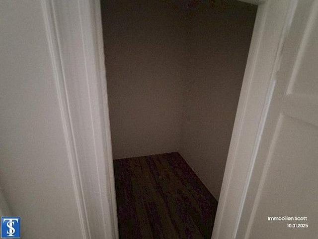 große 3 Zimmer Wohnung schöner Altbau DG