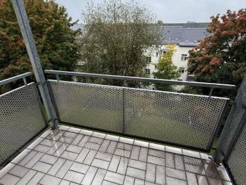 Große 1 Zi. mit Laminat, Wanne, Abstellraum & Balkon in ruhiger Lage! EBK mgl