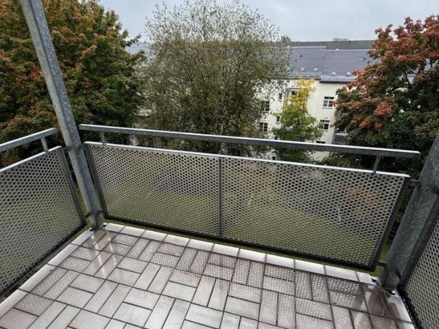 Große 1 Zi. mit Laminat, Wanne, Abstellraum & Balkon in ruhiger Lage! EBK mgl