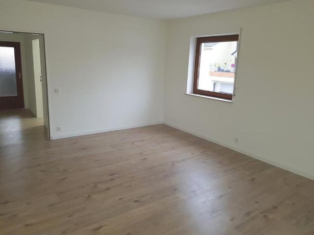 Große, 2022 komplett renovierte 4 Zi. Whg. mit Balkon im 3 OG zu vermieten!
