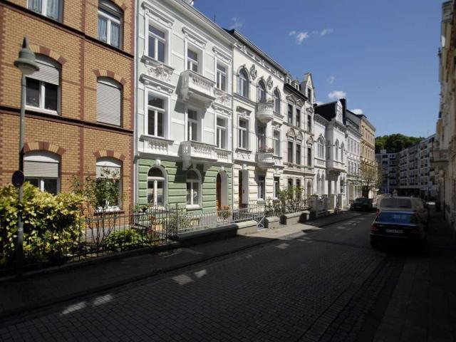 große 2 Zimmer Erdgeschosswohnung im Gründerzeithaus, mit Terasse, komplett saniert