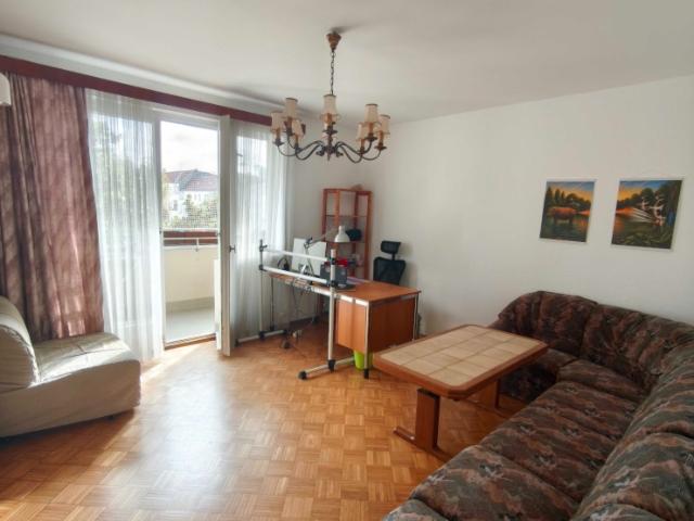 Große 2 Zimmer Wohnung mit Balkon in Charlottenburg befristet 30.10. 11.11