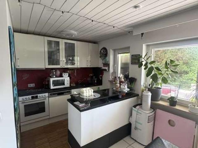 Große 2 Zimmer Wohnung mit großem Privatgarten in schöner Hanglage und große überdachte Terrasse