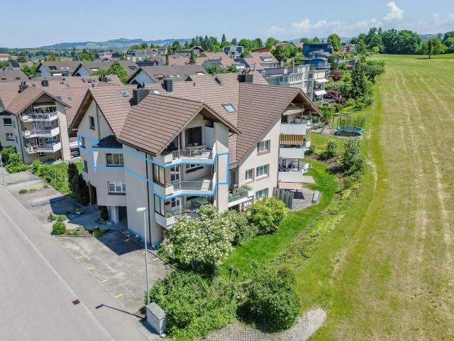 Grosse 4.5 Zi. Wohnung im 2. OG mit Lift