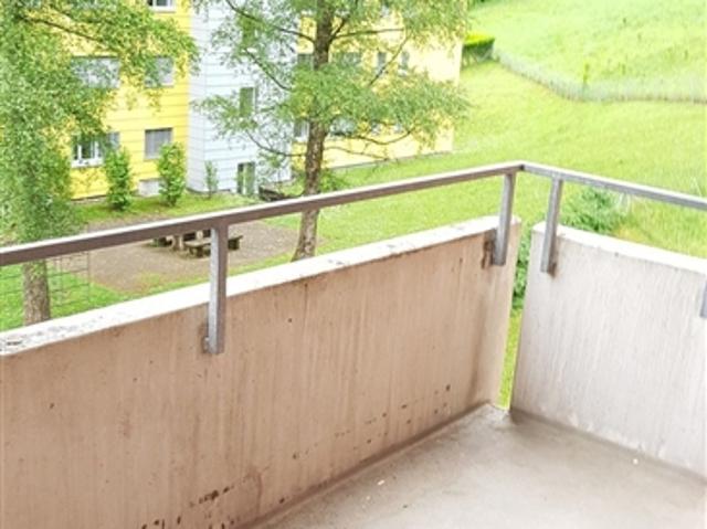 grosse 4 1/2 Zimmer Wohnung mit sonnigem Balkon