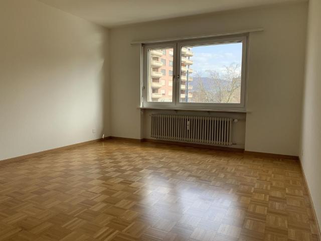 Grosse, 4 Zi Whg 103m² mit eigenem Waschturm im Zentrum von Reinach