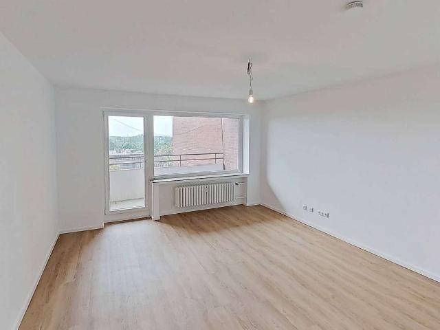 Große 4 Zi. Whg. mit BALKON und Wannenbad in Lübeck Buntekuh