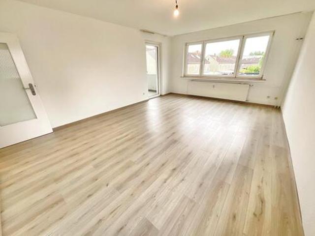 Große 4 Zimmerwohnung frisch für Sie renoviert