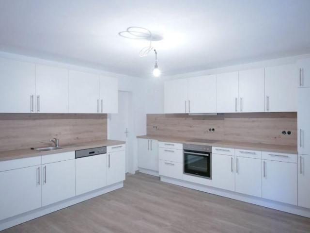 Große 4 Zimmer Wohnung mit moderner Einbauküche zu vermieten!