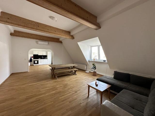 Große 5 Zimmer im frisch ausgebauten Dachgeschoss mit DG Terrasse!