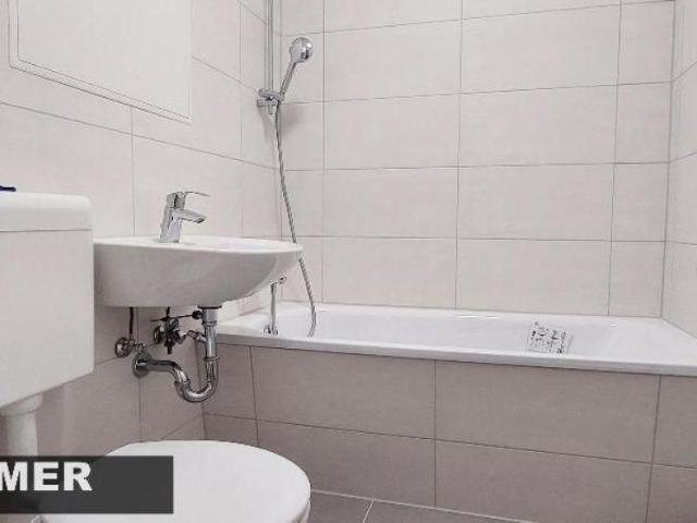 große 5 Zimmer mit Balkon frisch saniert
