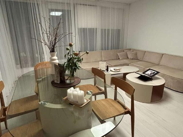 Große 5 Zimmer Wohnung mit Balkon