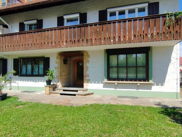 Große 5 Zimmer Wohnung mit EBK, Außenstellplätzen