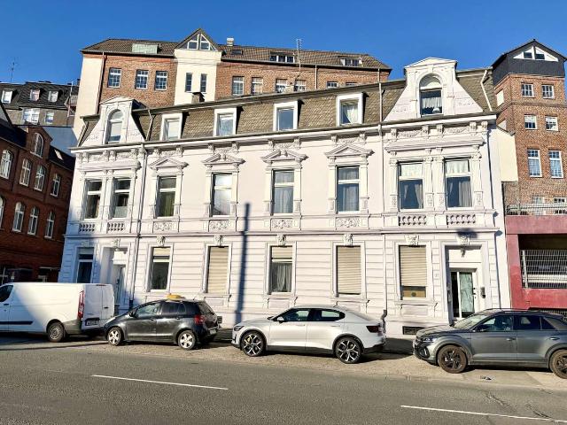 Große 6 Zimmer Wohnung im Altbau – Ideal zum Gestalten