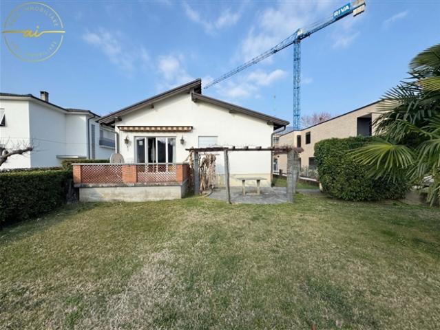 GROSSE 8 ZIMMIGE VILLA MIT PRIVATEM GARTEN IN COLDRERIO
