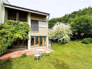 Große angrenzende Villa mit 6,6 Zimmern