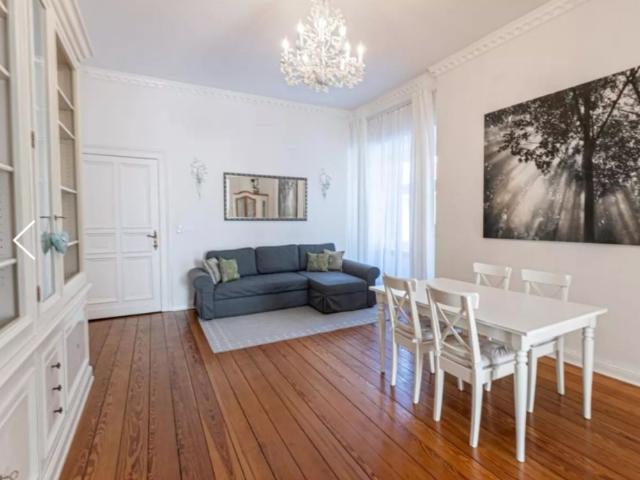 große Altbauwohnung nahe Schloss Charlottenburg, Berlin Amsterdam Apartments for Rent