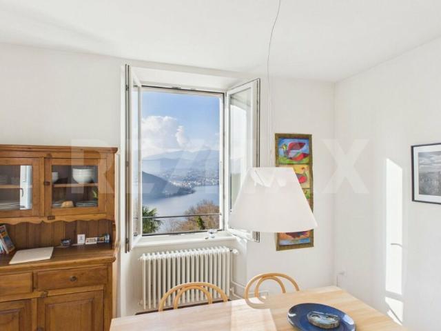 Ampio attico, splendida vista sul lago, giardino e a 25 minuti da Lugano !