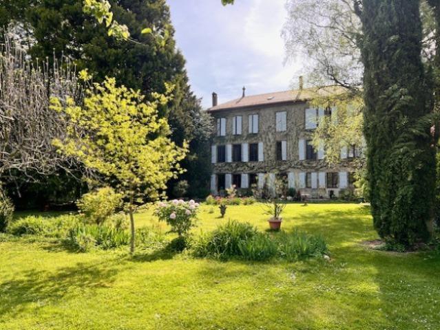 Große, bewohnte lebenslange Rentenimmobilien, umgeben von Weinbergen in Satigny