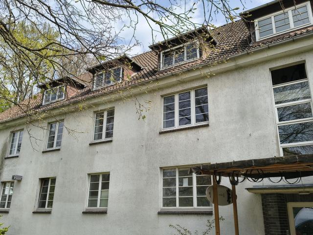 Große, bezugsfertige Wohnung 6,5 Zimmer + 3 Stellplätze