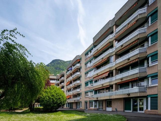 Große Gewerbeflächen zur Miete, aufgeteilt in drei Teile von 82 m², 54 m² und 43 m² – ideal für ein Geschäft oder ein Büro
