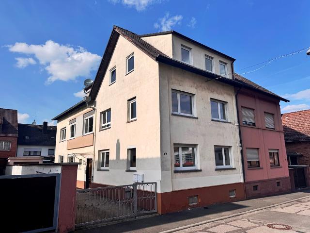 Große Doppelhaushälfte mit vielen Zimmern