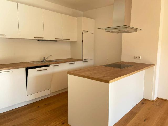 Geräumige Dachgeschoßwohnung inkl. Einbauküche & Loggia TG ABSTELLPLÄTZE KOSTENLOS Top B13