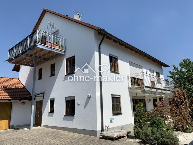 Große Dachgeschosswohnung mit Balkon und EBK in ruhiger Lage
