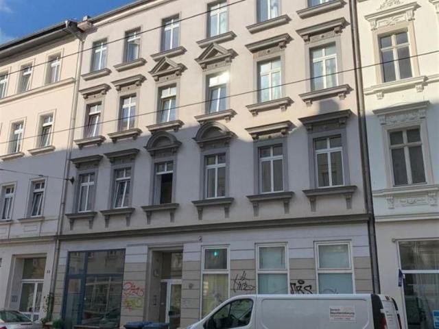 Große DG 1 Zimmer mit Laminat in zentraler Lage!