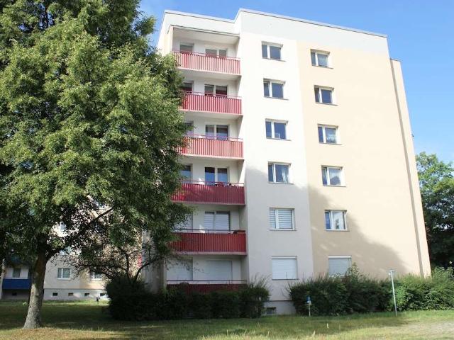 Große Drei Raum Wohnung mit Balkon, geräumige Küche mit Fenster und Aufzug