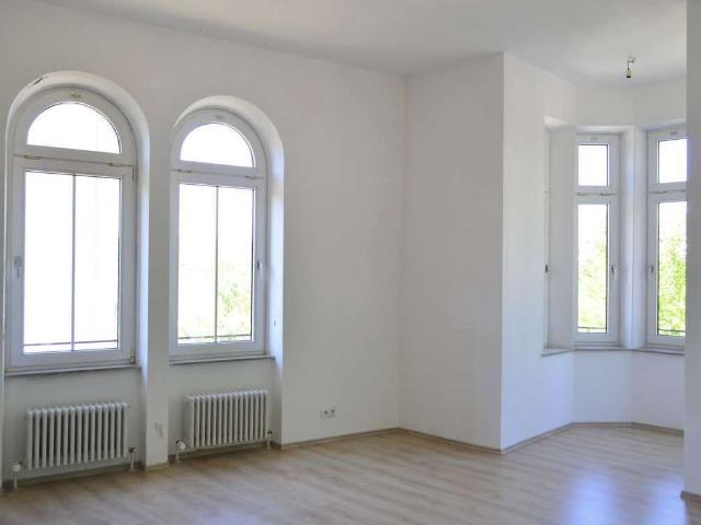 Große Dreizimmer Altbauwohnung in der Werastraße