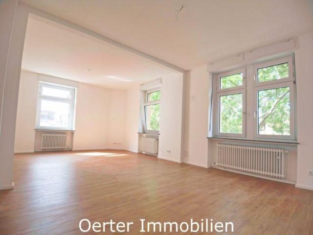 Große Dreizimmerwohnung im Altbau mit 2 Balkonen