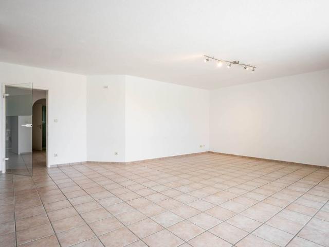 Große Erdgeschosswohnung mit Einbauküche, Balkon und Tiefgarage in bester Lage von Oerlinghausen