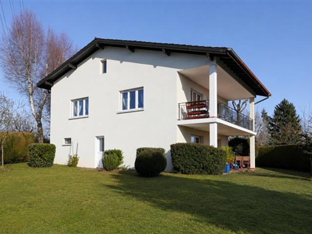 Große freistehende Villa mit 6 Zimmern