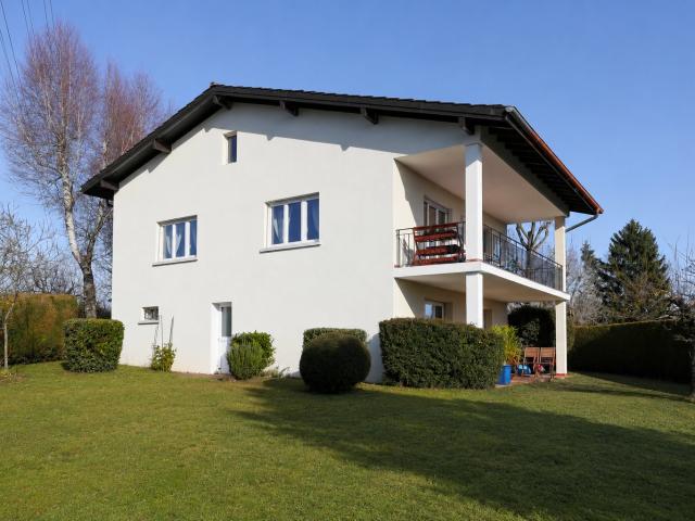 Große freistehende Villa mit 6 Zimmern