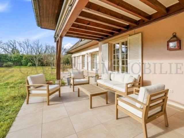 Große freistehende Villa in einer ruhigen Gegend