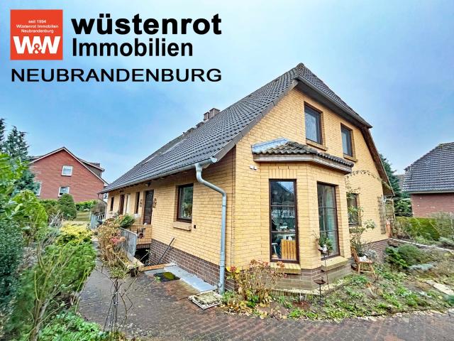 GROSSE HAUSHÄLFTE MIT VERBLENDER + SOLARTHERMIE + EINBAUKÜCHE + KAMIN + VOLLKELLER + FERIENWOHNUNG